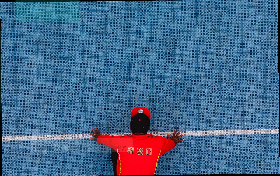 六张订阅记录卡片按时间与设备排列的抽象信息图，等宽数字标签，冷青底色